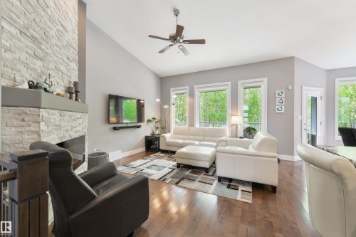 14 Prestige Point(E), Edmonton, AB - Indoor Photo Showing Living Room