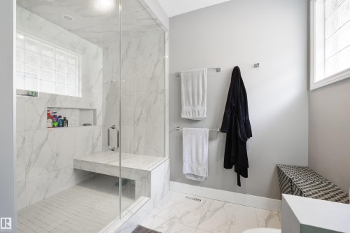 14 Prestige Point(E), Edmonton, AB - Indoor Photo Showing Bathroom