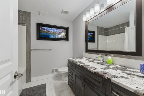 14 Prestige Point(E), Edmonton, AB - Indoor Photo Showing Bathroom