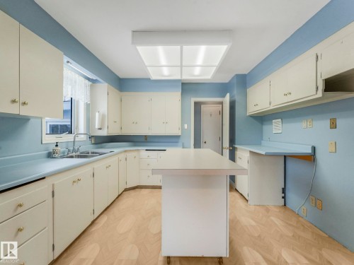 5020 48 Avenue, Leduc, AB - Indoor Photo Showing Kitchen With Double Sink