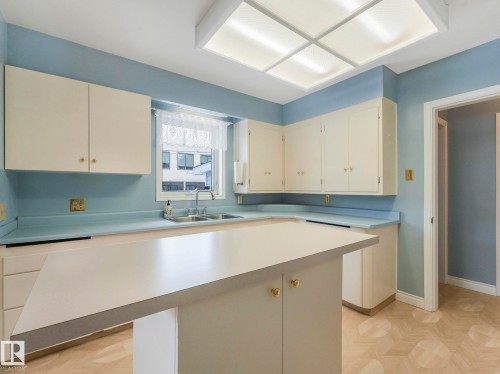 5020 48 Avenue, Leduc, AB - Indoor Photo Showing Kitchen With Double Sink