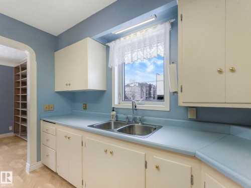 5020 48 Avenue, Leduc, AB - Indoor Photo Showing Kitchen With Double Sink