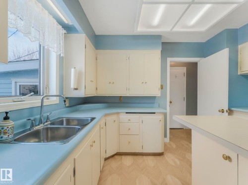 5020 48 Avenue, Leduc, AB - Indoor Photo Showing Kitchen With Double Sink
