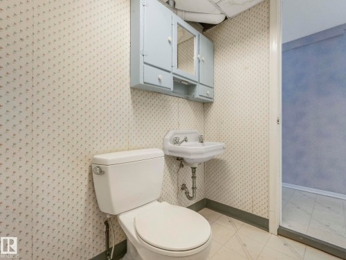 5020 48 Avenue, Leduc, AB - Indoor Photo Showing Bathroom