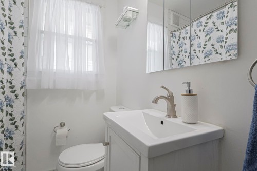 10319 45 Street, Edmonton, AB - Indoor Photo Showing Bathroom