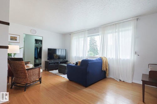 10319 45 Street, Edmonton, AB - Indoor Photo Showing Living Room