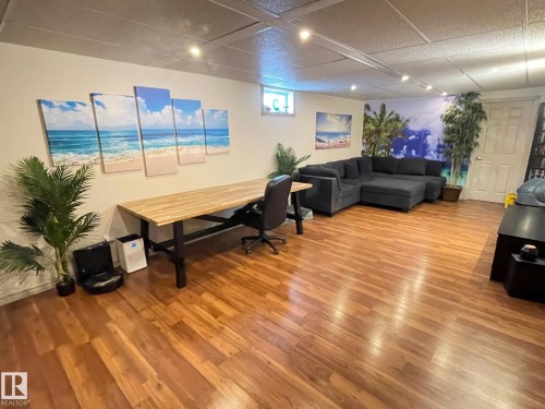 what a Family room space - 324 Warwick Road, Edmonton, AB - Indoor