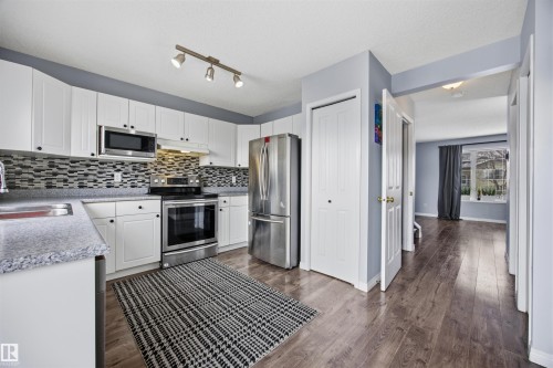 2103 36 Avenue Nw, Edmonton, AB - Indoor Photo Showing Kitchen With Upgraded Kitchen
