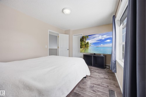 2103 36 Avenue Nw, Edmonton, AB - Indoor Photo Showing Bedroom