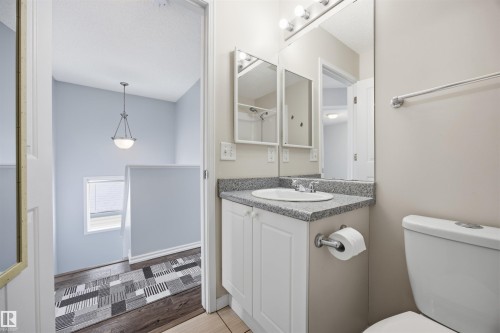 2103 36 Avenue Nw, Edmonton, AB - Indoor Photo Showing Bathroom