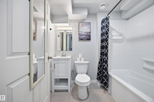 2103 36 Avenue Nw, Edmonton, AB - Indoor Photo Showing Bathroom
