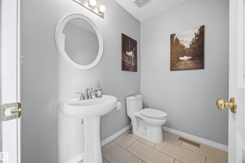 2103 36 Avenue Nw, Edmonton, AB - Indoor Photo Showing Bathroom