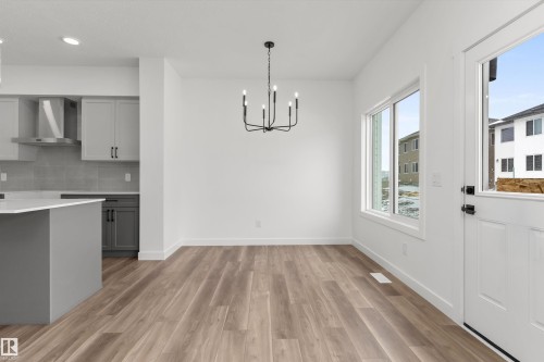 932 18 Avenue, Edmonton, AB - Indoor Photo Showing Kitchen