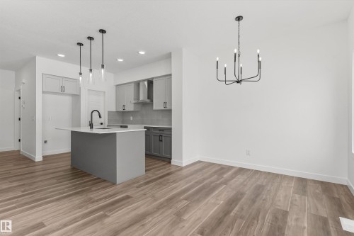 932 18 Avenue, Edmonton, AB - Indoor Photo Showing Kitchen With Upgraded Kitchen