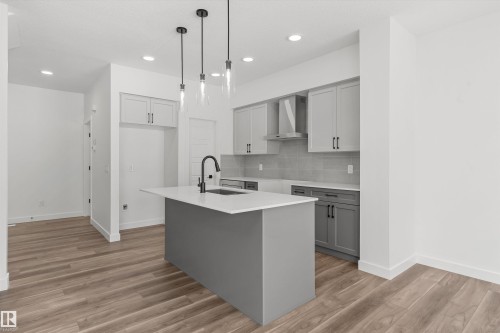 932 18 Avenue, Edmonton, AB - Indoor Photo Showing Kitchen With Upgraded Kitchen