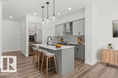 932 18 Avenue, Edmonton, AB - Indoor Photo Showing Kitchen With Upgraded Kitchen