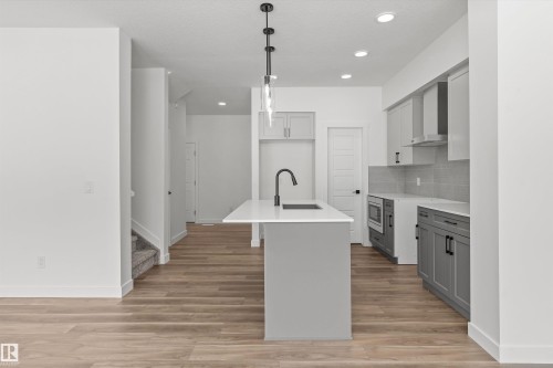932 18 Avenue, Edmonton, AB - Indoor Photo Showing Kitchen With Upgraded Kitchen