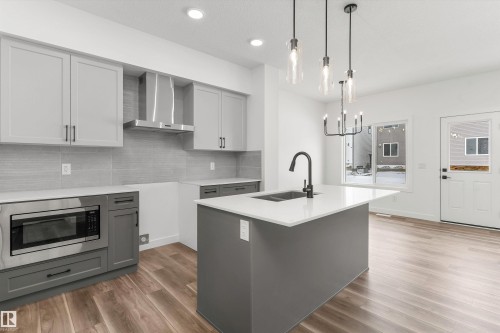 932 18 Avenue, Edmonton, AB - Indoor Photo Showing Kitchen With Double Sink With Upgraded Kitchen
