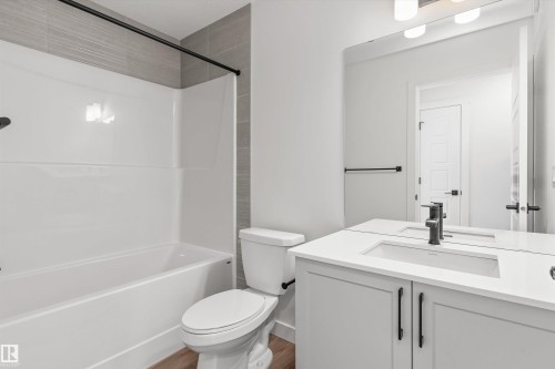 932 18 Avenue, Edmonton, AB - Indoor Photo Showing Bathroom