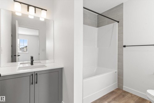 932 18 Avenue, Edmonton, AB - Indoor Photo Showing Bathroom
