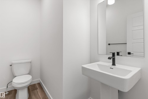 932 18 Avenue, Edmonton, AB - Indoor Photo Showing Bathroom