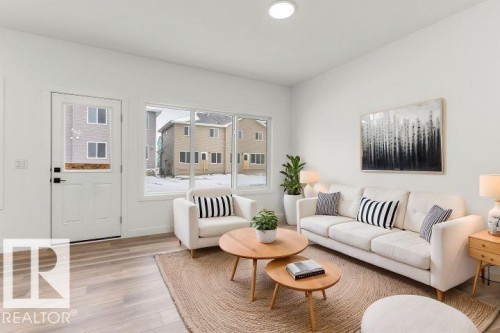 932 18 Avenue, Edmonton, AB - Indoor Photo Showing Living Room