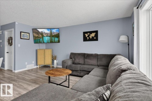 6828 159A Avenue, Edmonton, AB - Indoor Photo Showing Living Room