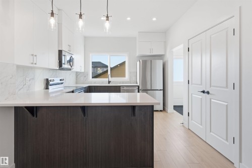 317 Juniper Cove, Leduc, AB - Indoor Photo Showing Kitchen With Upgraded Kitchen