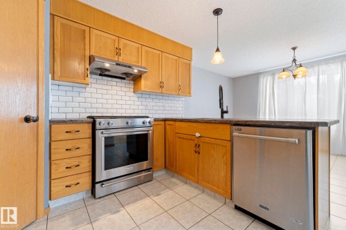 752 Whiston Court, Edmonton, AB - Indoor Photo Showing Kitchen