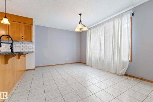 752 Whiston Court, Edmonton, AB - Indoor Photo Showing Kitchen