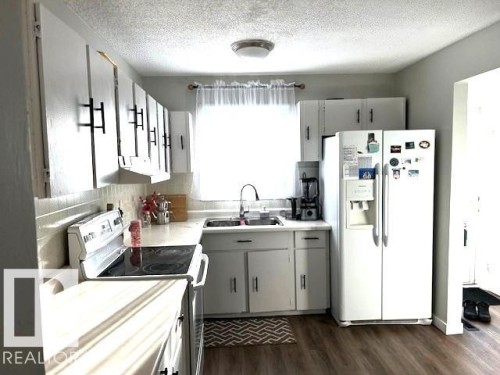 94 Belmead Gardens, Edmonton, AB - Indoor Photo Showing Kitchen With Double Sink