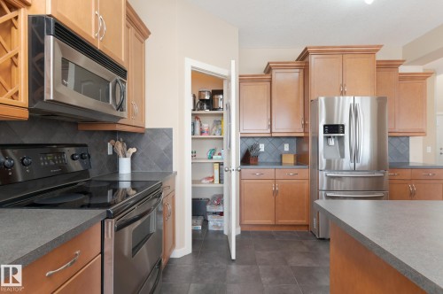 387 Calderon Crescent, Edmonton, AB - Indoor Photo Showing Kitchen