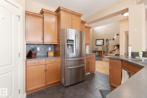387 Calderon Crescent, Edmonton, AB - Indoor Photo Showing Kitchen