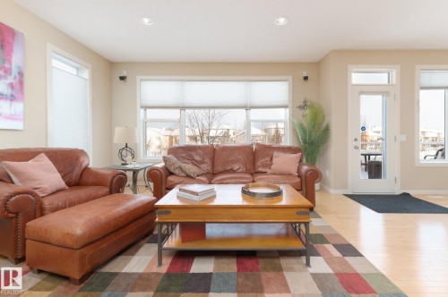 387 Calderon Crescent, Edmonton, AB - Indoor Photo Showing Living Room