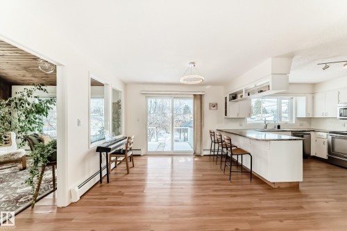 9924 152 Street, Edmonton, AB - Indoor Photo Showing Kitchen With Upgraded Kitchen