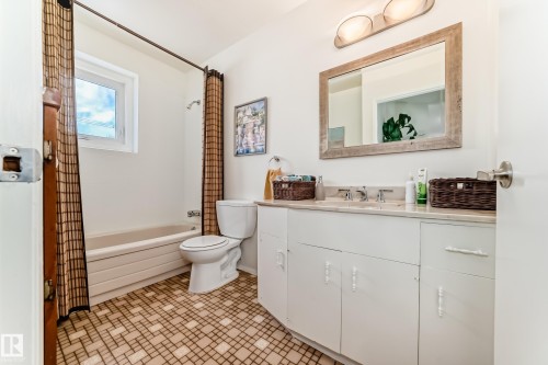9924 152 Street, Edmonton, AB - Indoor Photo Showing Bathroom