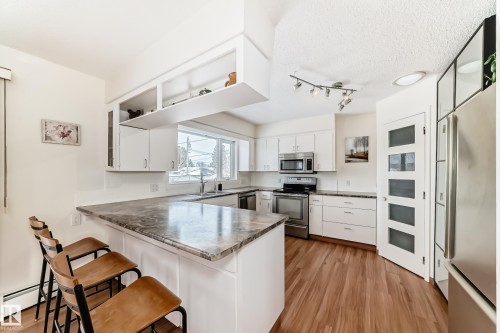 9924 152 Street, Edmonton, AB - Indoor Photo Showing Kitchen With Upgraded Kitchen