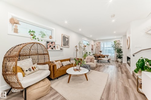 7642 91 Avenue, Edmonton, AB - Indoor Photo Showing Living Room