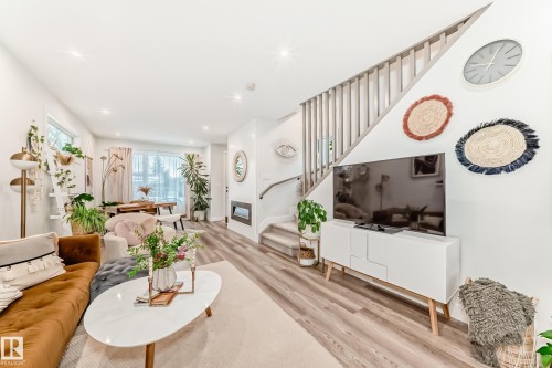 7642 91 Avenue, Edmonton, AB - Indoor Photo Showing Living Room