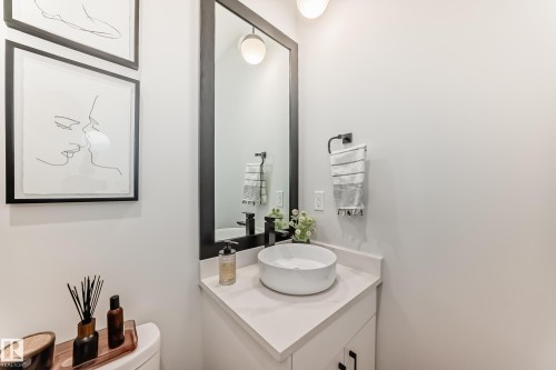 7642 91 Avenue, Edmonton, AB - Indoor Photo Showing Bathroom