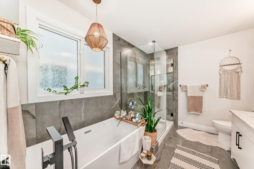 7642 91 Avenue, Edmonton, AB - Indoor Photo Showing Bathroom