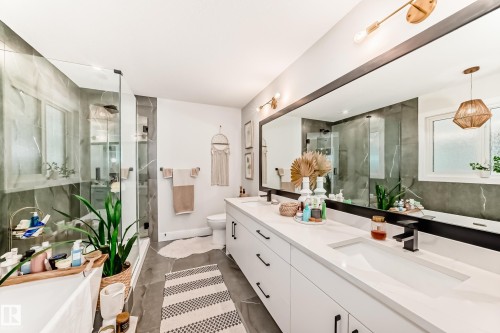 7642 91 Avenue, Edmonton, AB - Indoor Photo Showing Bathroom