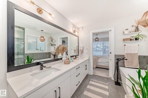 7642 91 Avenue, Edmonton, AB - Indoor Photo Showing Bathroom