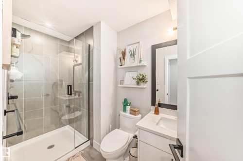 7642 91 Avenue, Edmonton, AB - Indoor Photo Showing Bathroom