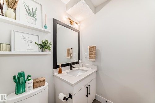 7642 91 Avenue, Edmonton, AB - Indoor Photo Showing Bathroom
