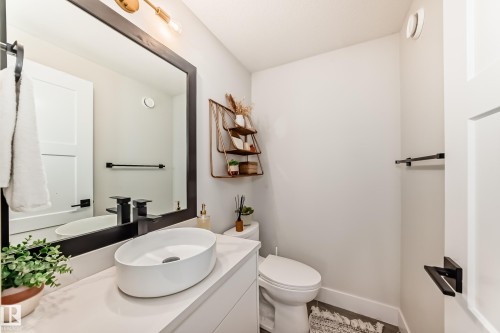 7642 91 Avenue, Edmonton, AB - Indoor Photo Showing Bathroom