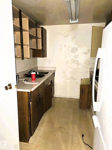 6340 184 Street Nw, Edmonton, AB - Indoor Photo Showing Kitchen With Double Sink