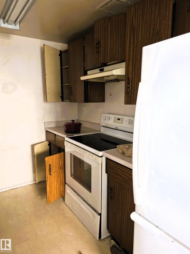 6340 184 Street Nw, Edmonton, AB - Indoor Photo Showing Kitchen