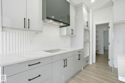 1405 Osprey Crest, Edmonton, AB - Indoor Photo Showing Kitchen