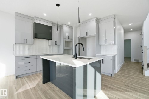 1405 Osprey Crest, Edmonton, AB - Indoor Photo Showing Kitchen With Upgraded Kitchen
